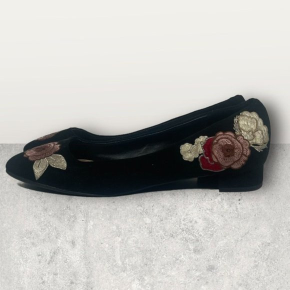 KELLY & KATIE Size 7.5 Embroidered flower slip on 3/4" heels Never worn Fabric‎ - Picture 1 of 12